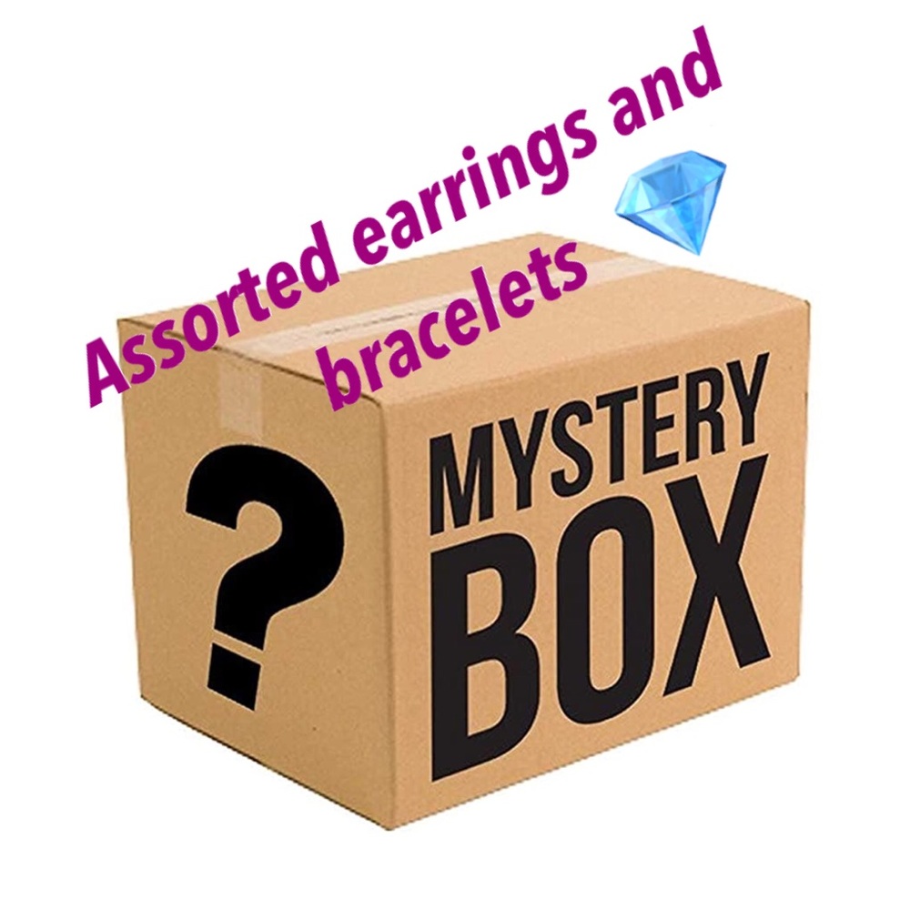 10 pieces of assorted jewelry.